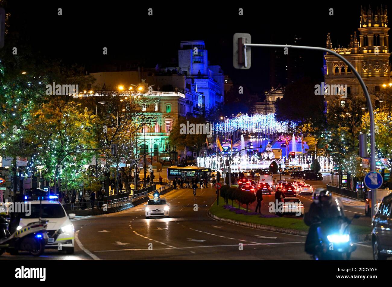 Madrid, español. 26 de noviembre de 2020. Encender la iluminación tradicional de Weihafterts en el centro de la ciudad. Madrid 11/26/2020 | uso en todo el mundo crédito: dpa/Alamy Live News Foto de stock