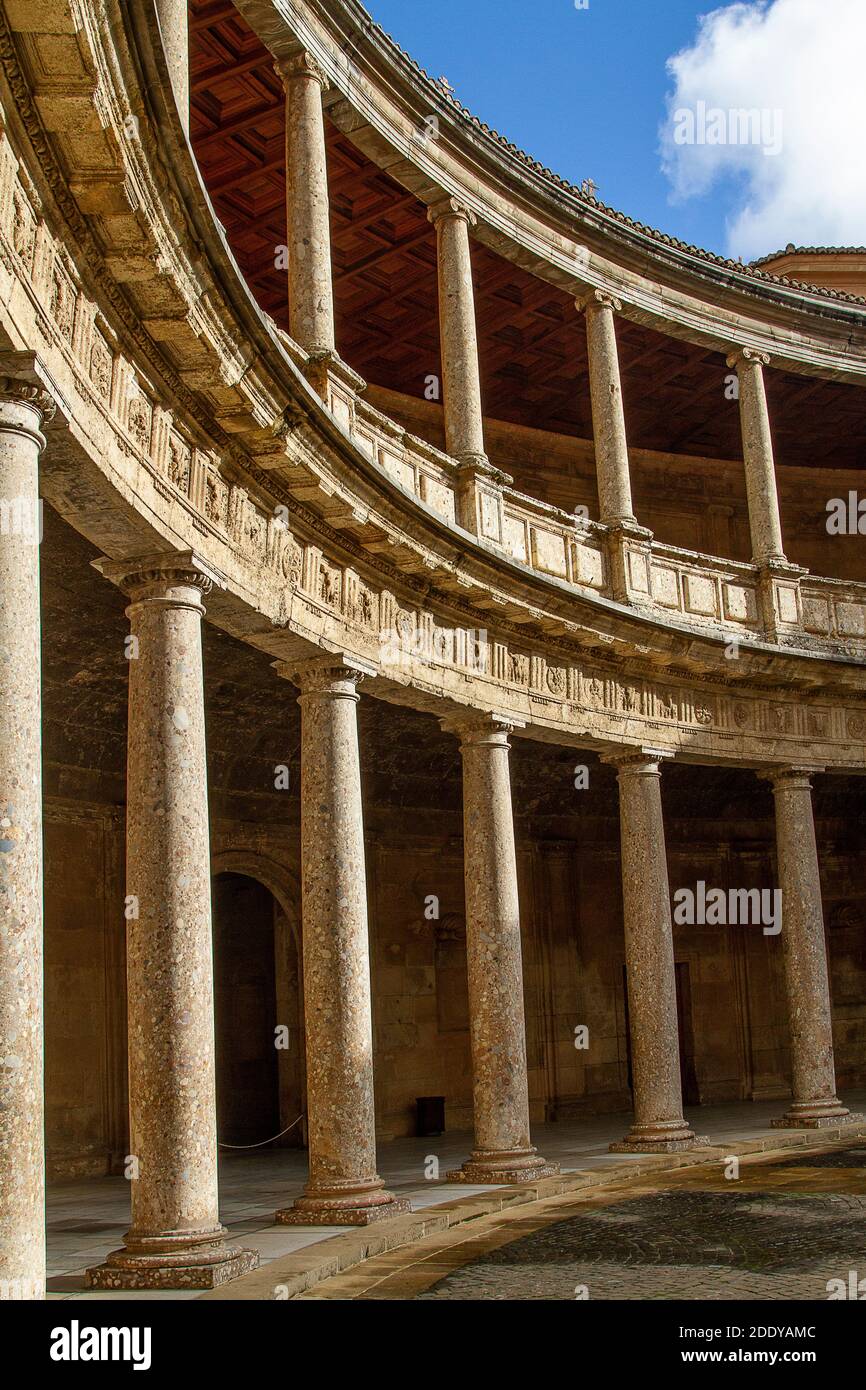Palacio Carlos V. Columnas. La Alhambra. Foto de stock