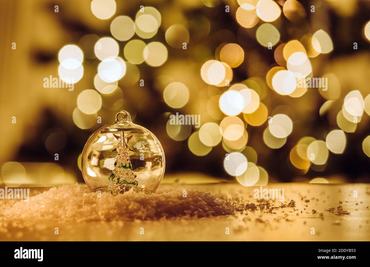Transparente globo de Navidad con árbol de Navidad de cristal en el interior, bokeh fiesta luces en el fondo. Fondo de estilo tema de Navidad para productos. Foto de stock