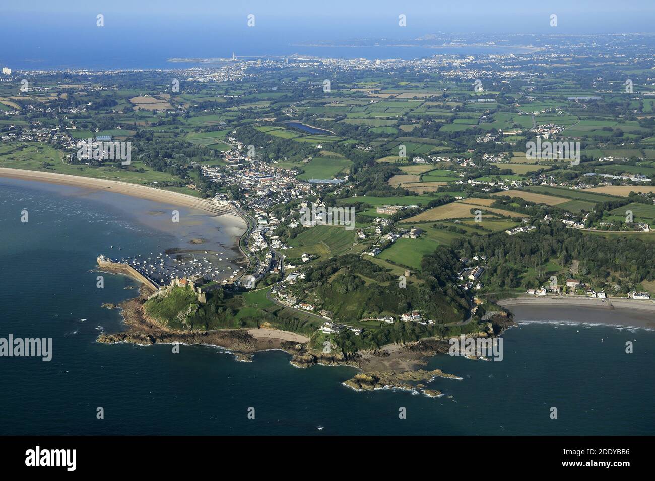 Channel Islands, Jersey: Vista aérea del puerto de Gorey, en las parroquias de San Martín y Grouville, en la costa este de la isla, pasada por alto Foto de stock