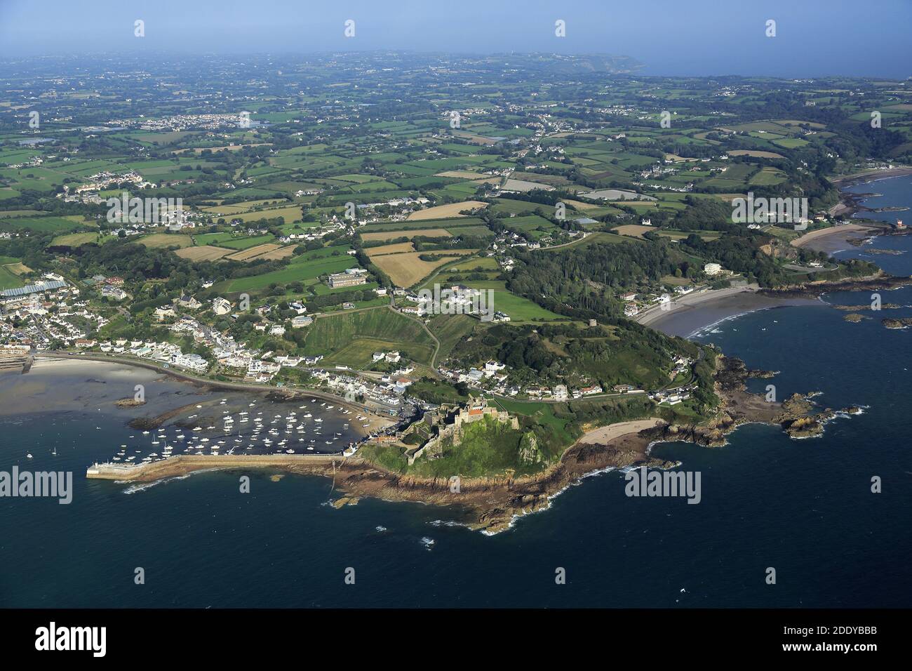 Channel Islands, Jersey: Vista aérea del puerto de Gorey, en las parroquias de San Martín y Grouville, en la costa este de la isla, pasada por alto Foto de stock