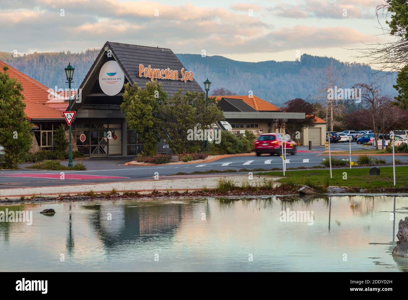 El Spa polinesio en los Jardines del Gobierno, Rotorua, Nueva Zelanda, un complejo de piscinas termales geotérmicas para bañarse Foto de stock