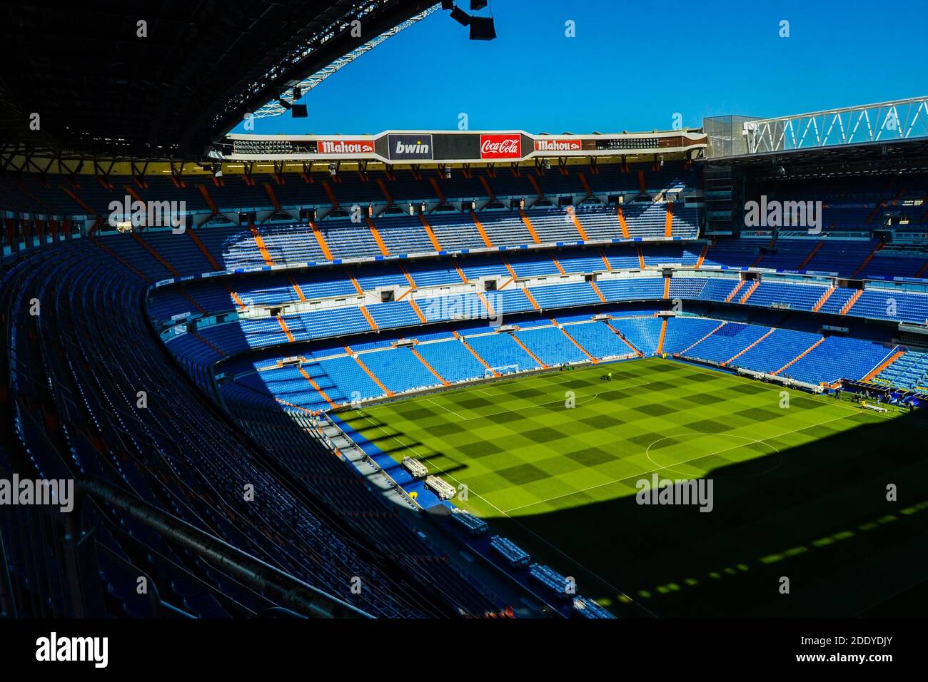 España, Madrid, 17.02.2012. Totalmente vacío del estadio Bernabeu del club de fútbol del Real Madrid durante el día soleado. Foto de stock