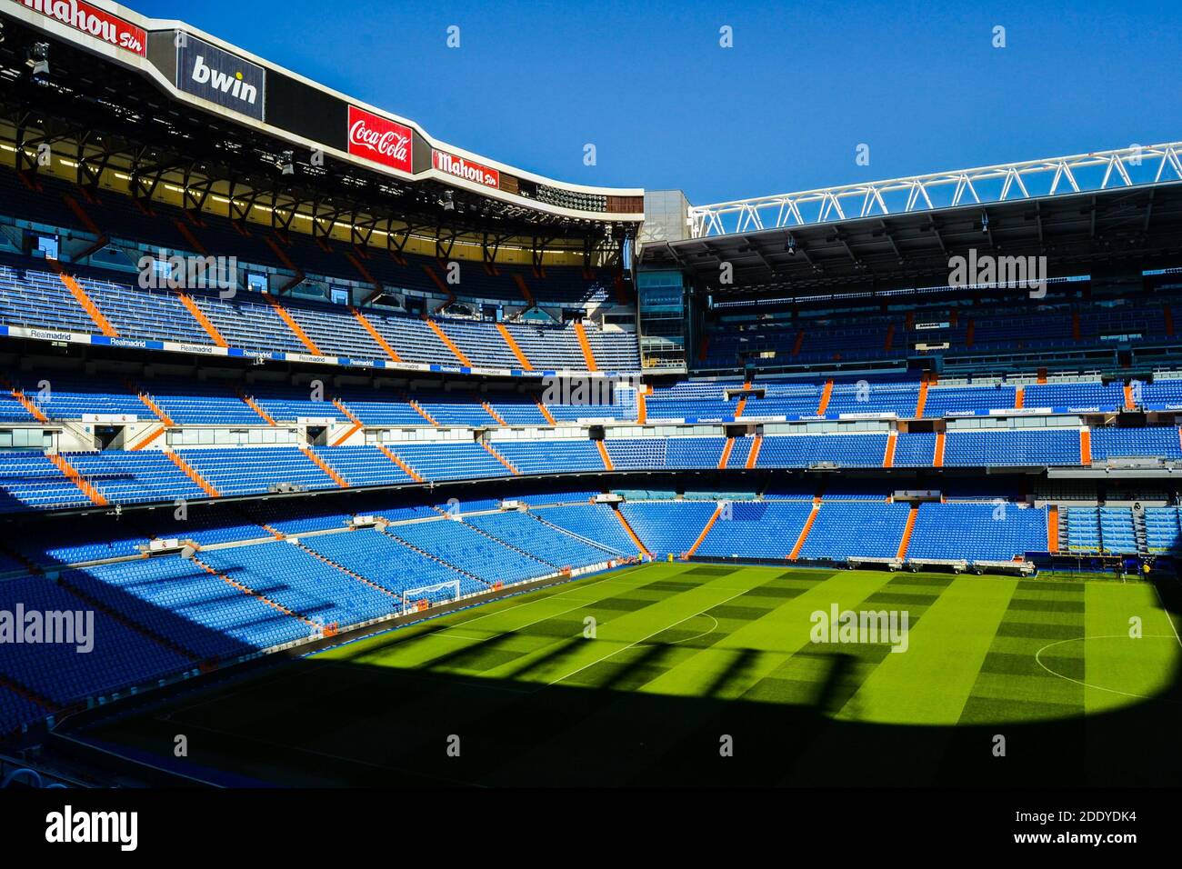 España, Madrid, 17.02.2012. Totalmente vacío del estadio Bernabeu del club de fútbol del Real Madrid durante el día soleado. Foto de stock