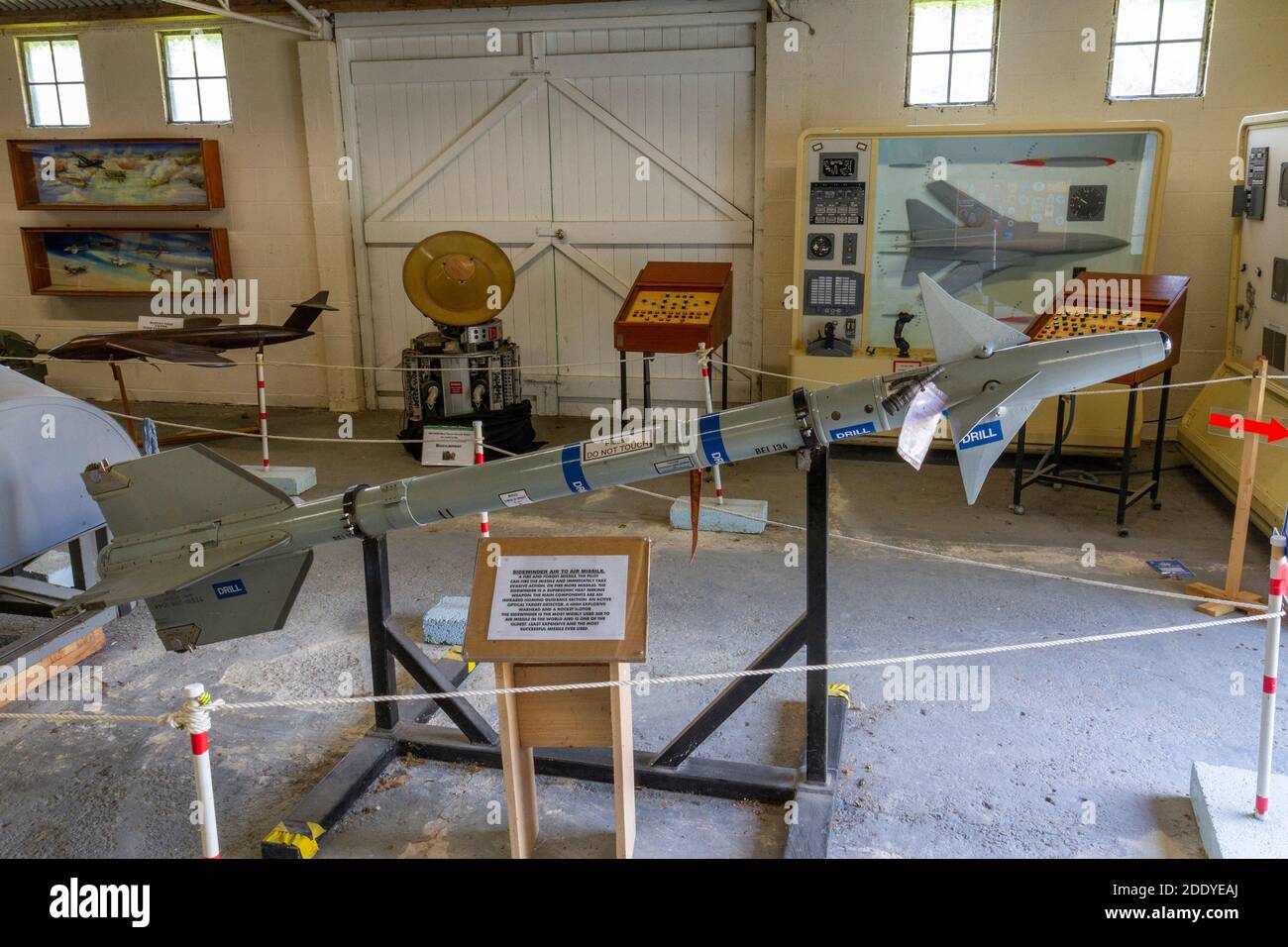 Un misil aire-aire Sidewinder, el centro de visitantes de Thorpe Camp, un cuartel de la Royal Air Force de la Segunda Guerra Mundial, Lincolnshire, Reino Unido. Foto de stock
