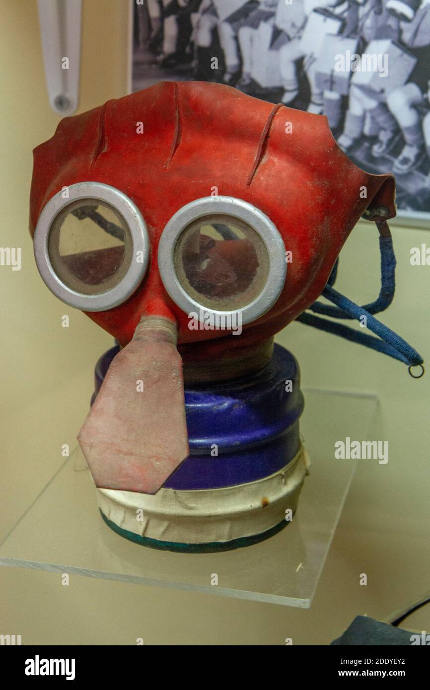 Máscara de gas de mickey mouse fotografías e imágenes de alta resolución -  Alamy