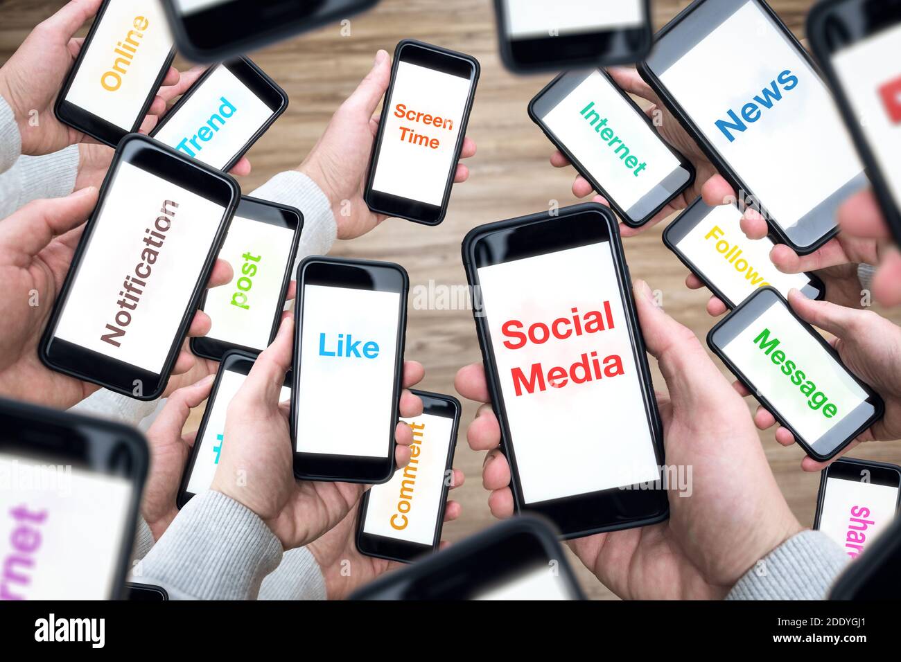 Términos de redes sociales en muchas pantallas de smartphones Foto de stock