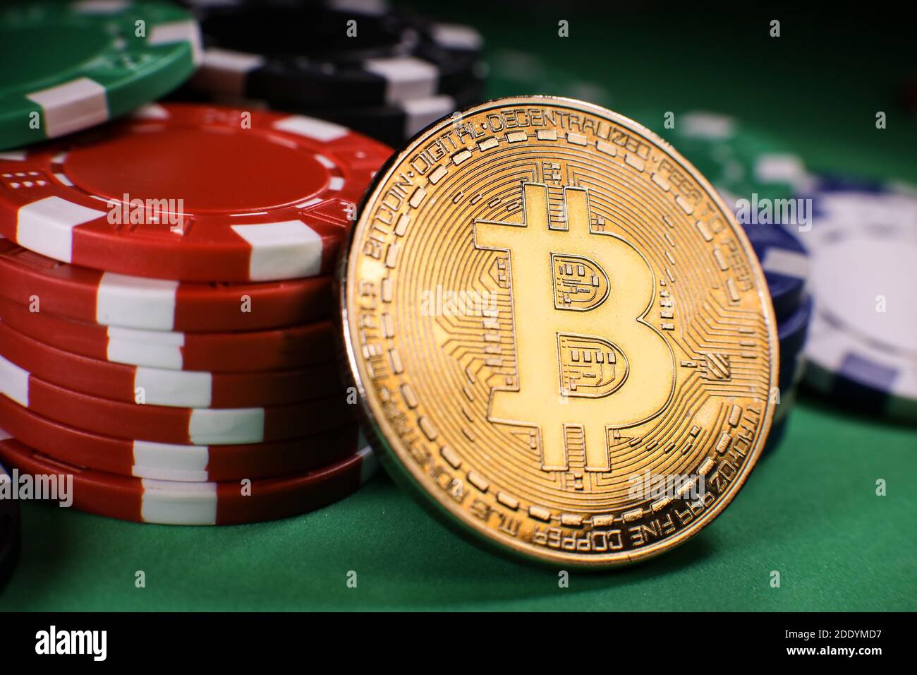 Bitcoin moneda de oro con fichas de póquer en una mesa de póquer verde  contra fondo negro. Blockchain casino. Juegos de azar en línea Fotografía  de stock - Alamy