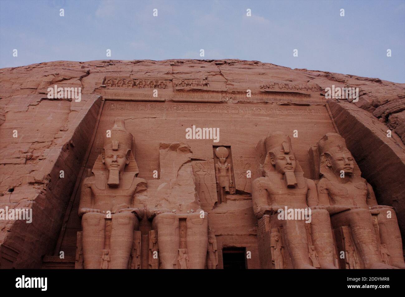 Entrada frontal del templo de Abu Simbel Foto de stock