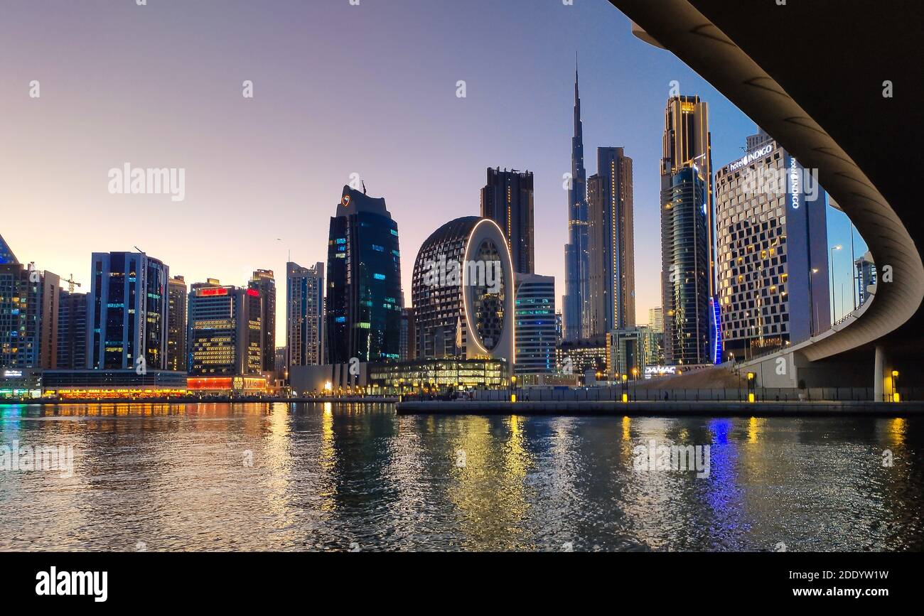 Dubai, Emiratos Árabes Unidos - 19 de octubre de 2020: Centro de Dubai moderno paisaje urbano vista desde el puerto deportivo de Marasi en la Bahía de Negocios al atardecer en t. Foto de stock