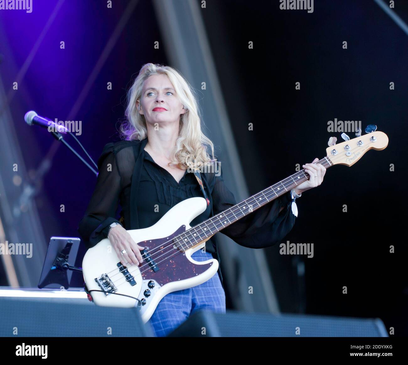 Primer plano de Lucy Shaw, guitarrista de bajo con Squeeze, actuando en el escenario principal, durante el Festival de Música OnBlackheath 2016 Foto de stock