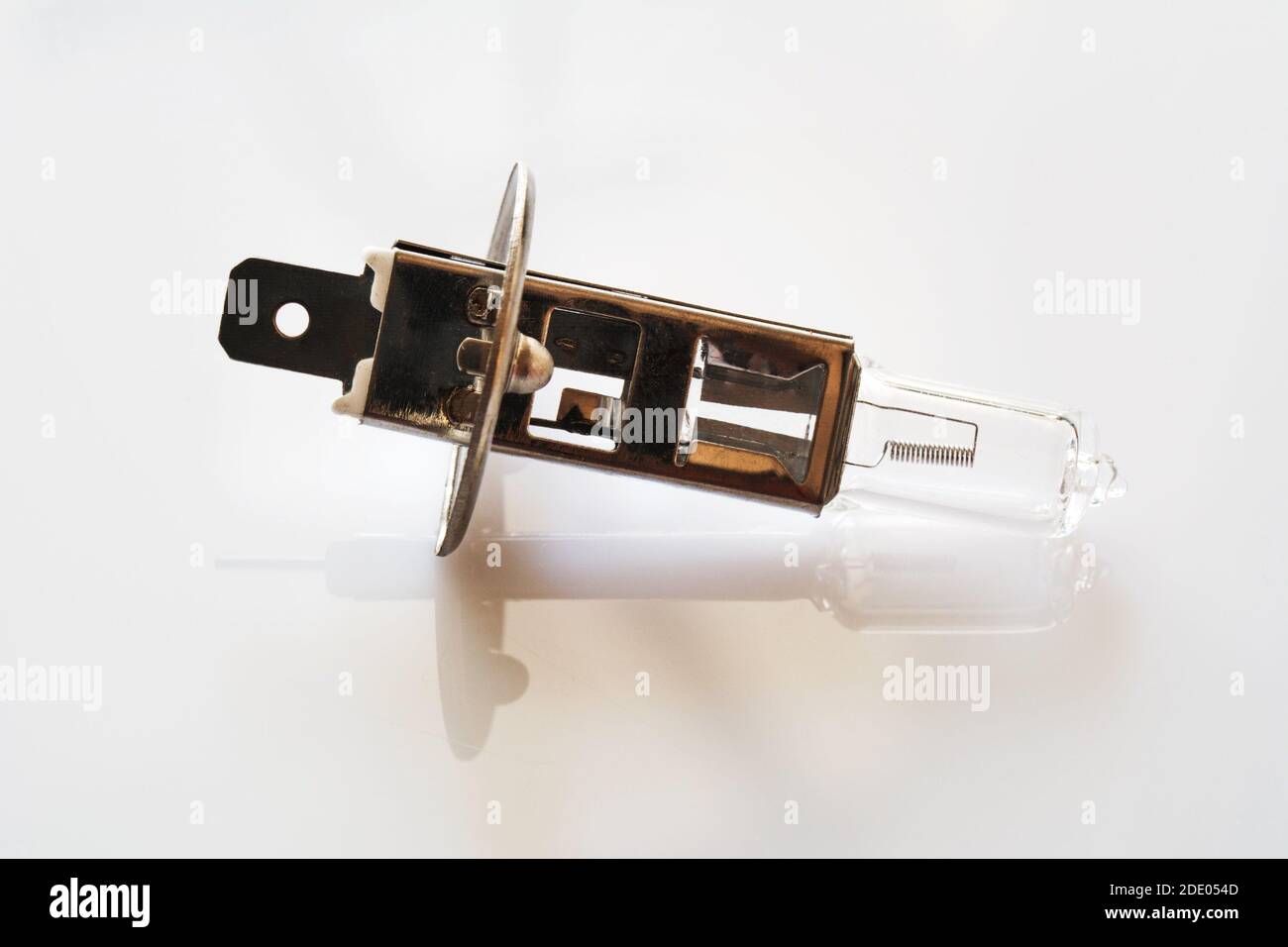 Tipos de bombillas de automoción H1 55W 12V, piezas repuesto para luces de coche sobre fondo Fotografía de stock - Alamy