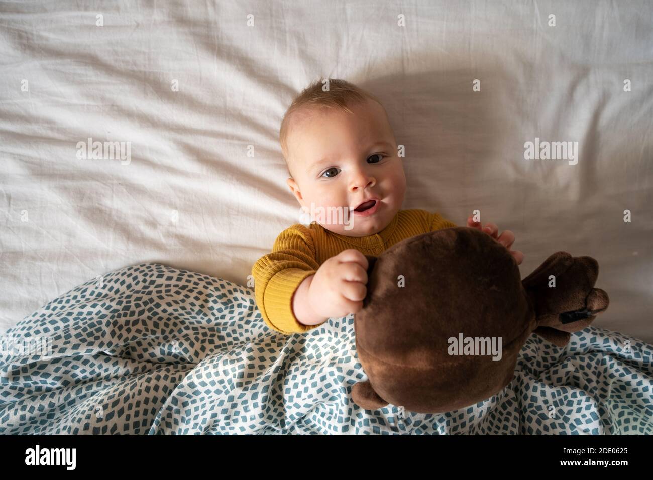 Riendo feliz bebé niño pequeño con boca abierta moviendo las manos y las  piernas vista desde arriba Fotografía de stock - Alamy