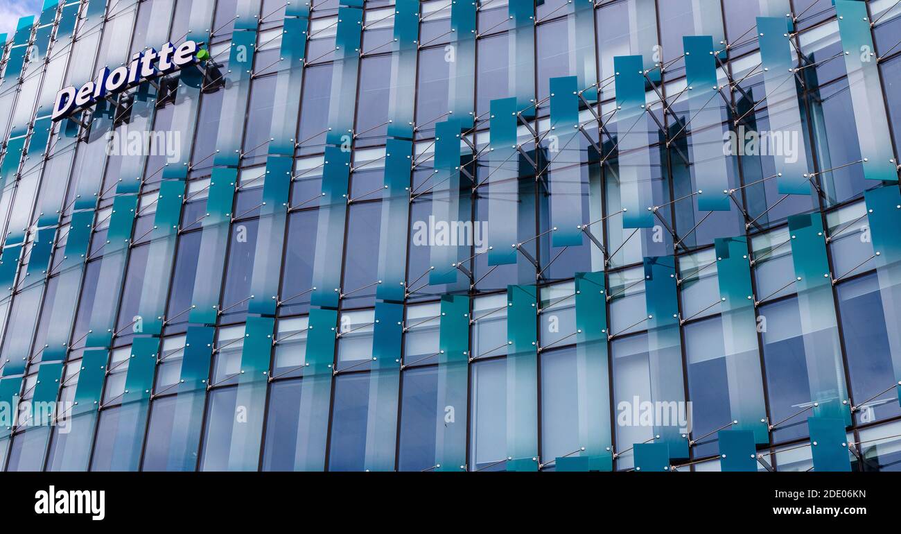 El edificio Deloitte en Cambridge Terrace, Christchurch, Nueva Zelanda. Los arquitectos, Jasmax, usaron el vidrio para imitar el río Avon adyacente. Foto de stock