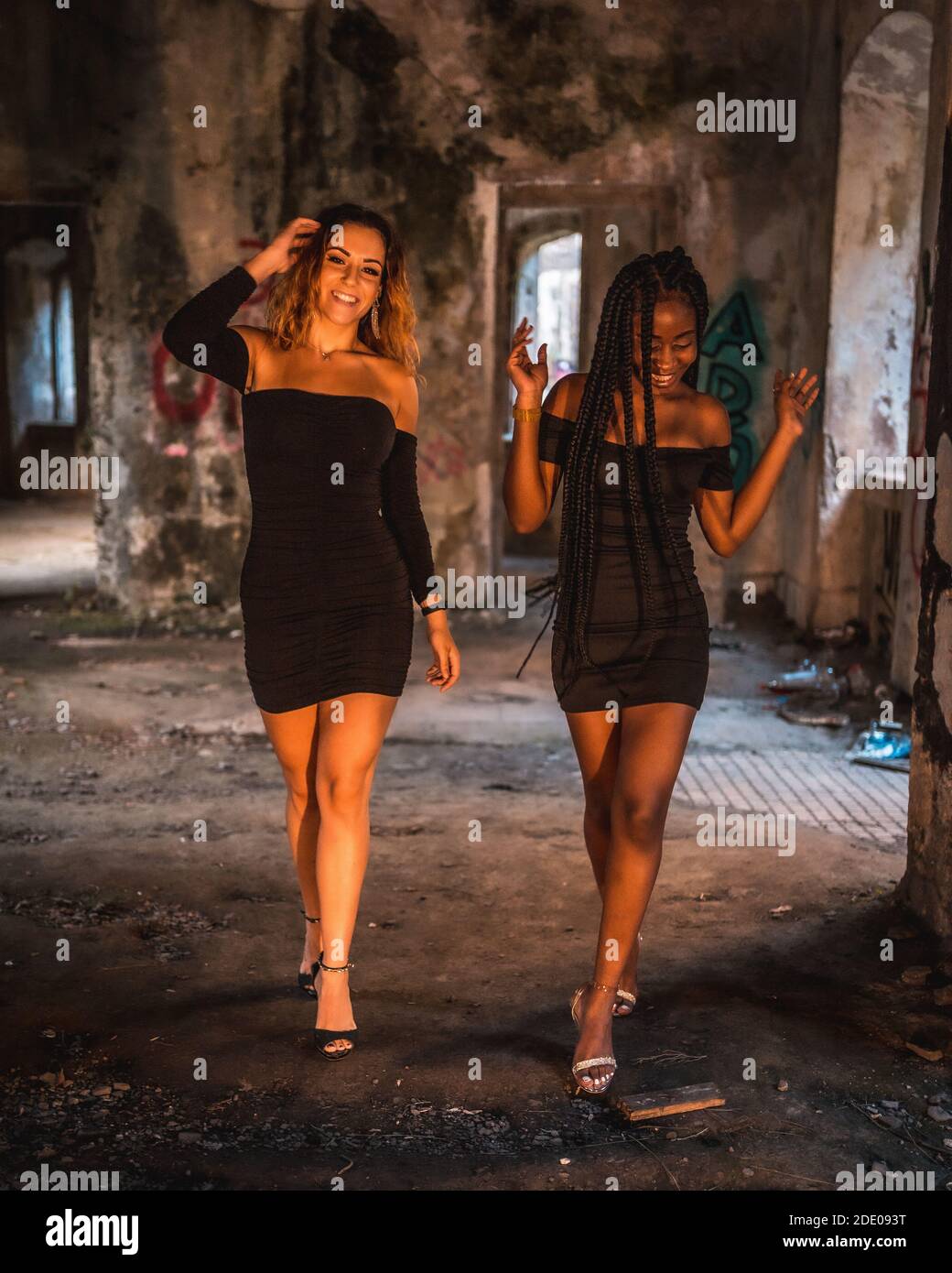 Vestidos cortos fotografías e imágenes de alta resolución - Alamy Vestidos cortos fotografías e imágenes de alta resolución - Alamy