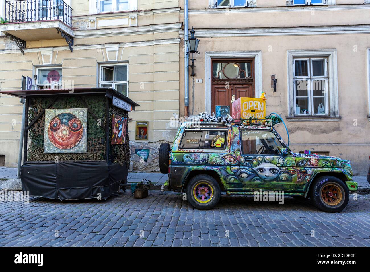 Jeep artístico pintado de Neeme Lall publicidad Open Gallery exposición en el casco antiguo, Tallin, Estonia Foto de stock