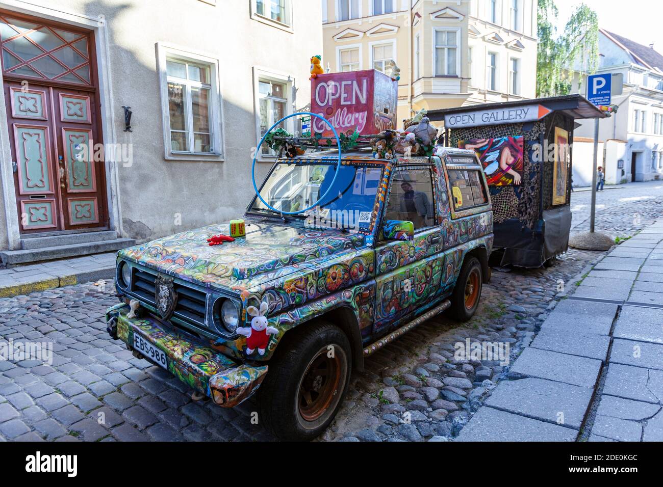 Jeep artístico pintado de Neeme Lall publicidad Open Gallery exposición en el casco antiguo, Tallin, Estonia Foto de stock