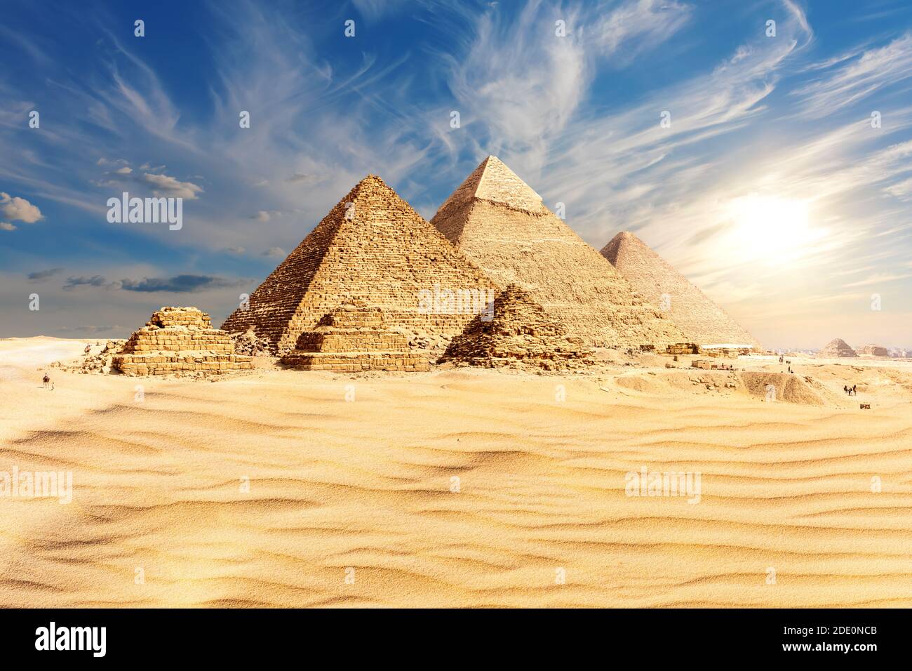 Las Pirámides de Giza al atardecer en Egipto, la vista principal Foto de stock