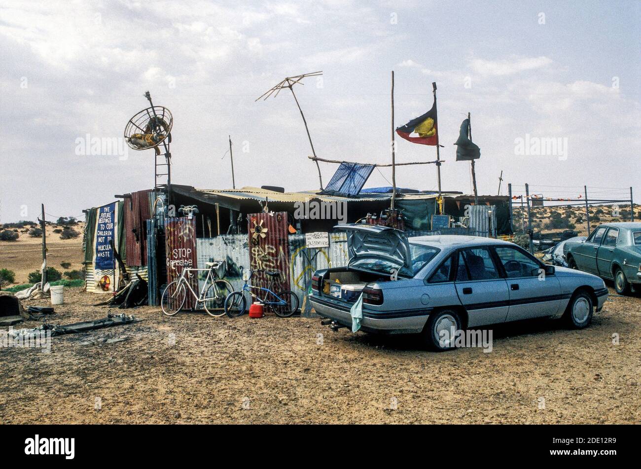 Campamento de protesta antinuclear cerca del lago Eyre, en el desierto de Australia Meridional. El lema de la izquierda dice: "El futuro pertenece a nuestros hijos, no a los residuos nucleares". Foto de stock