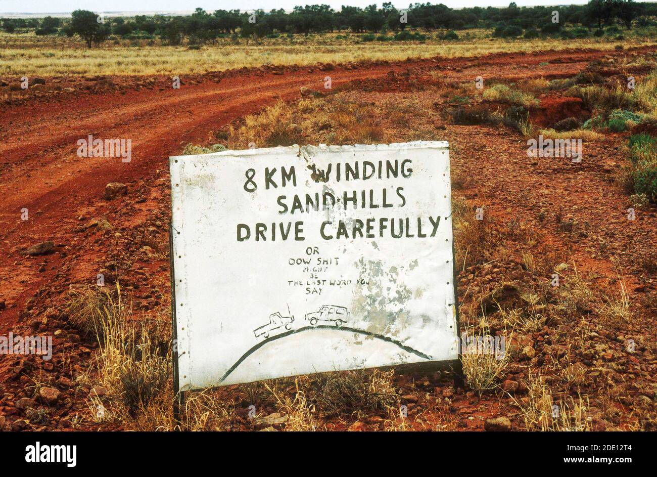 Alerta de tráfico improvisada en una estación de ganado del Outback cerca del desierto de Simpson, al norte de Australia Meridional Foto de stock