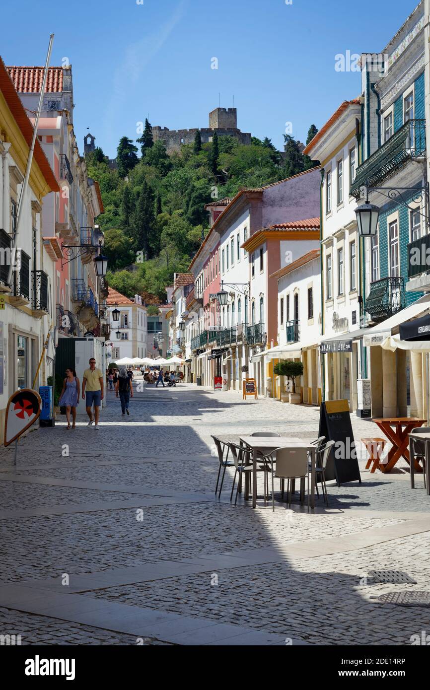 Calle en el centro de la ciudad, Tomar, distrito de Santarem, Portugal, Europa Foto de stock