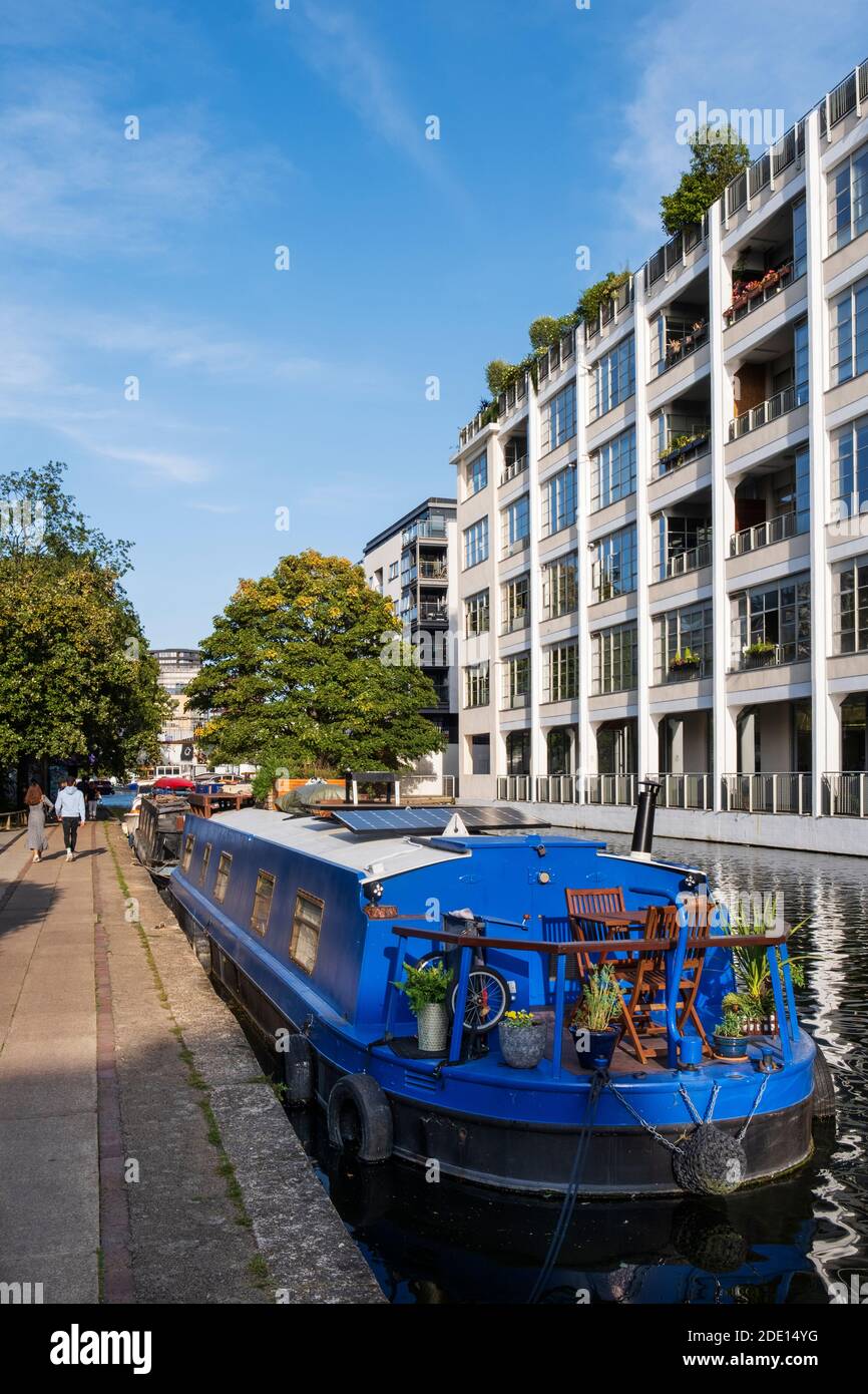 Vista de verano del canal de transporte marítimo de Regent en Camden con lugareños caminando por el camino de sirga, Camden, Londres, Inglaterra, Reino Unido, Europa Foto de stock