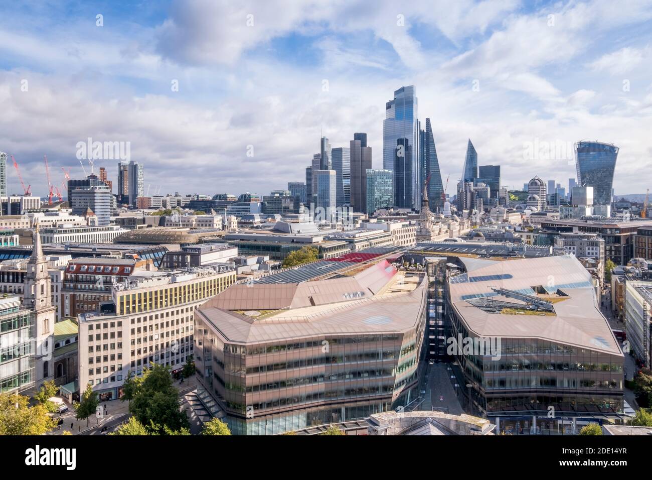 Los rascacielos del distrito financiero y de negocios de la ciudad de Londres con el centro comercial One New Change en primer plano, Londres Foto de stock