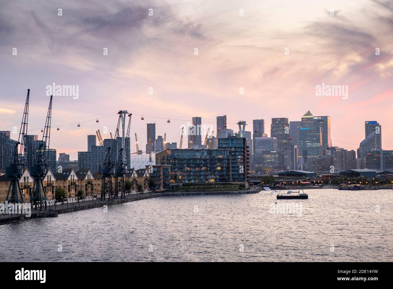 Perfil de Londres con el distrito financiero de Canary Wharf, el O2 Center Millennium Dome, el teleférico Emirates y el muelle Victoria, Londres Foto de stock