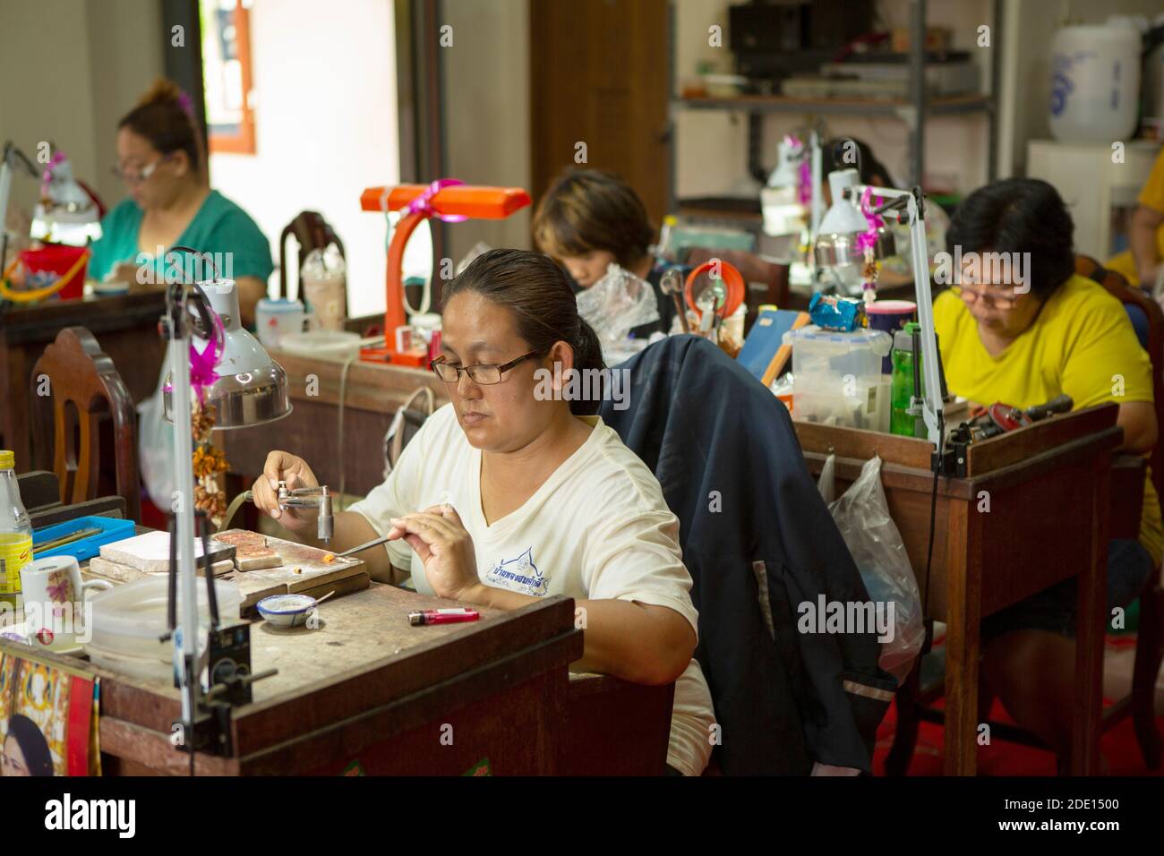 Orfebres que trabajan en una fábrica de joyería en el norte de Tailandia, el sudeste de Asia, Asia Foto de stock