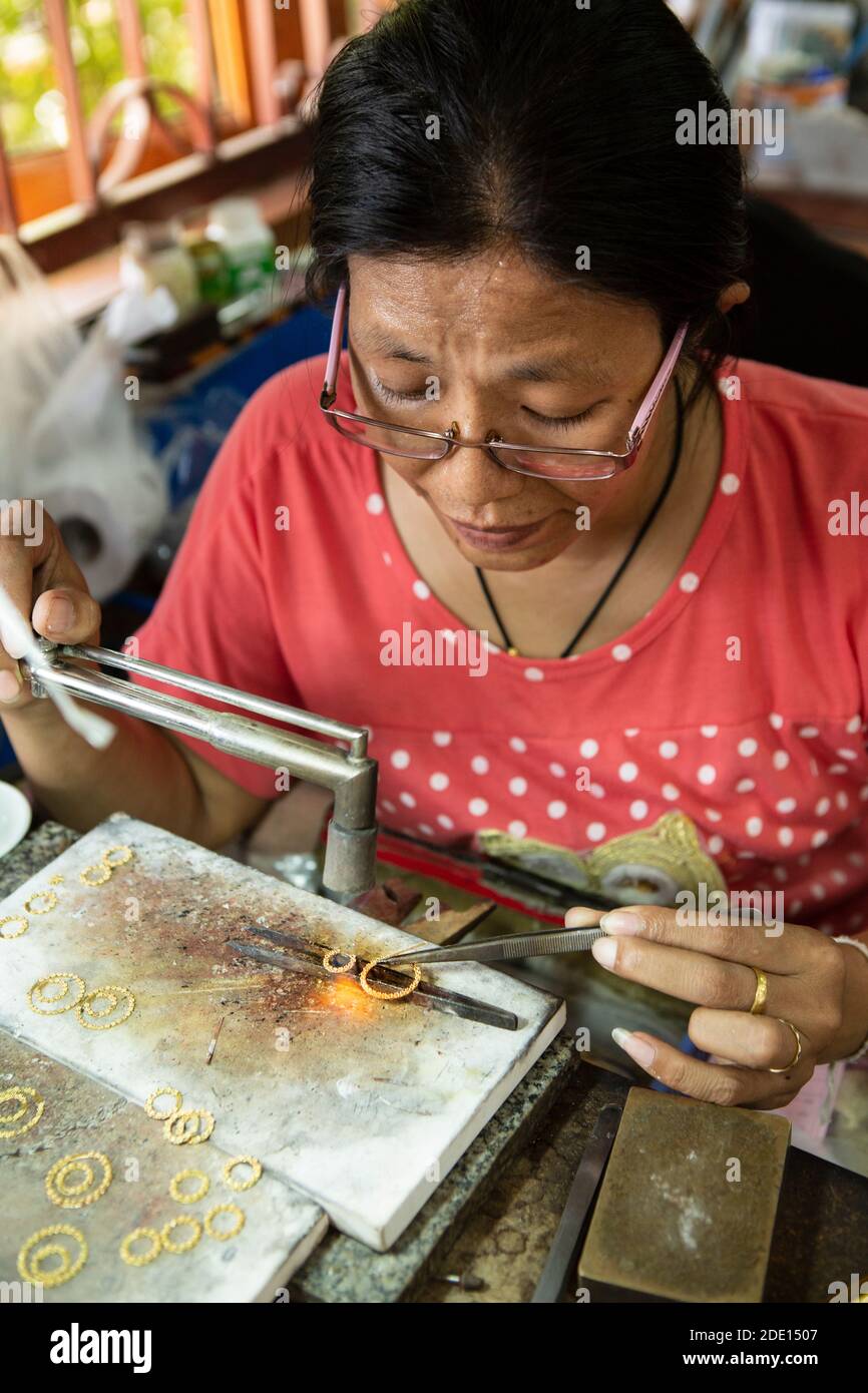 Un orfebre que trabaja en una fábrica de joyas, Tailandia, Sudeste de Asia, Asia Foto de stock