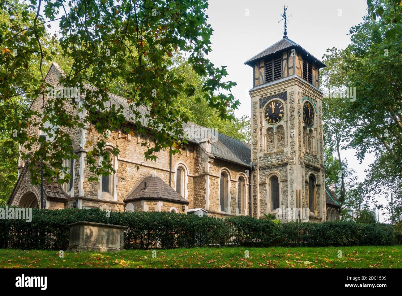 La iglesia medieval y cementerio de Old St. Pancras, Kings Cross, Londres, Inglaterra, Reino Unido, Europa Foto de stock