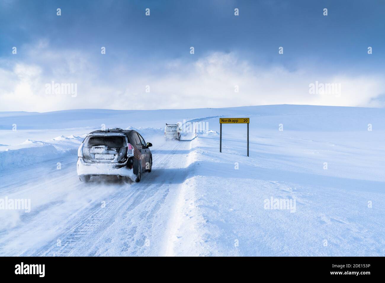 Vehículos fuera de carretera que conducen por la carretera de hielo hacia Nordkapp (Cabo Norte) en la nieve profunda, Troms og Finnmark, el norte de Noruega, Escandinavia, Europa Foto de stock