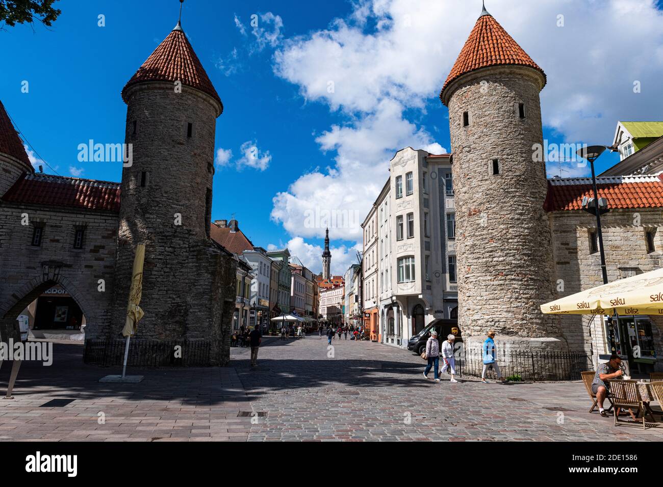 Puerta Viru, Ciudad Vieja de Tallin, Patrimonio de la Humanidad de la UNESCO, Estonia, Europa Foto de stock