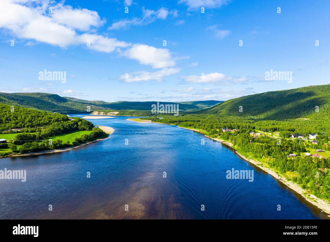 Río Karasjohka, que limita con Noruega y Finlandia, Laponia, Finlandia, Europa Foto de stock