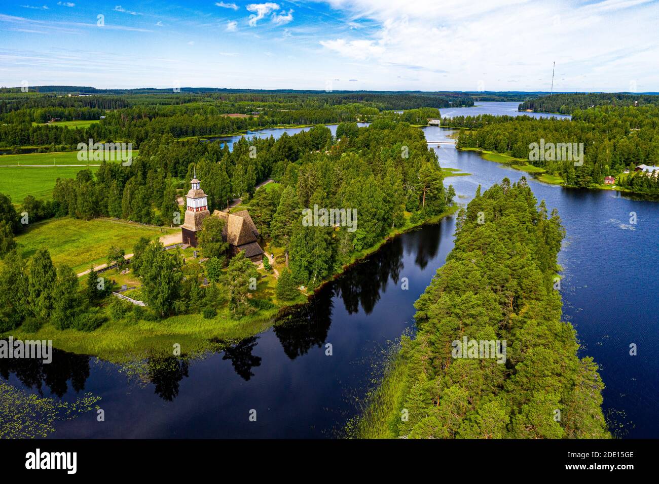 Vista aérea de Petaejeveden (Petajavesi) incluyendo la Iglesia Vieja, Patrimonio de la Humanidad de la UNESCO, Finlandia, Europa Foto de stock