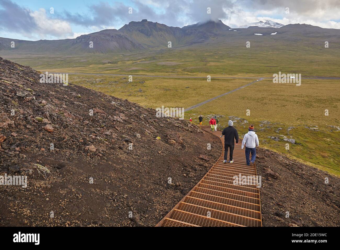 Explorando un paisaje volcánico en un sendero hacia el cono y cráter de Saxholl Cinder, Parque Nacional Snaefellsjokull, Islandia occidental, Regiones polares Foto de stock