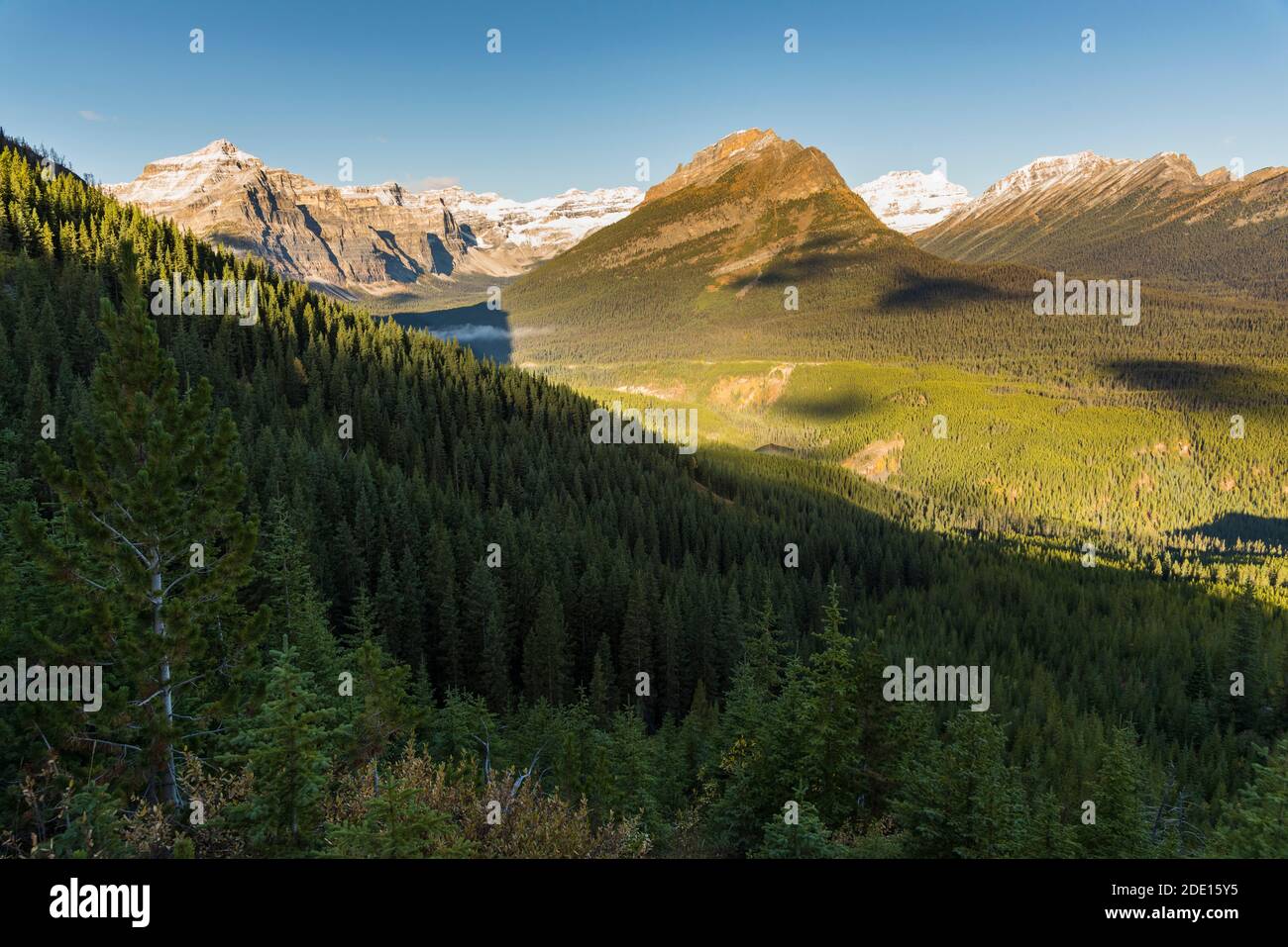 Vista del Monte Bell y el Lago Vista desde el camino del Lago Arnica, Parque Nacional Banff, UNESCO, Alberta, Montañas Rocosas Canadienses, Canadá, América del Norte Foto de stock