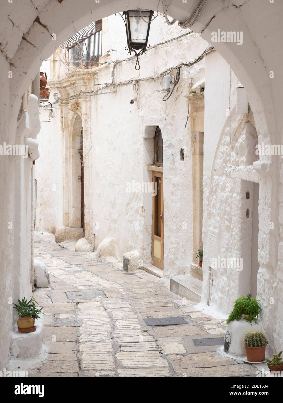 Calle estrecha en el casco antiguo, Ostuni, Puglia, Italia, Europa Foto de stock