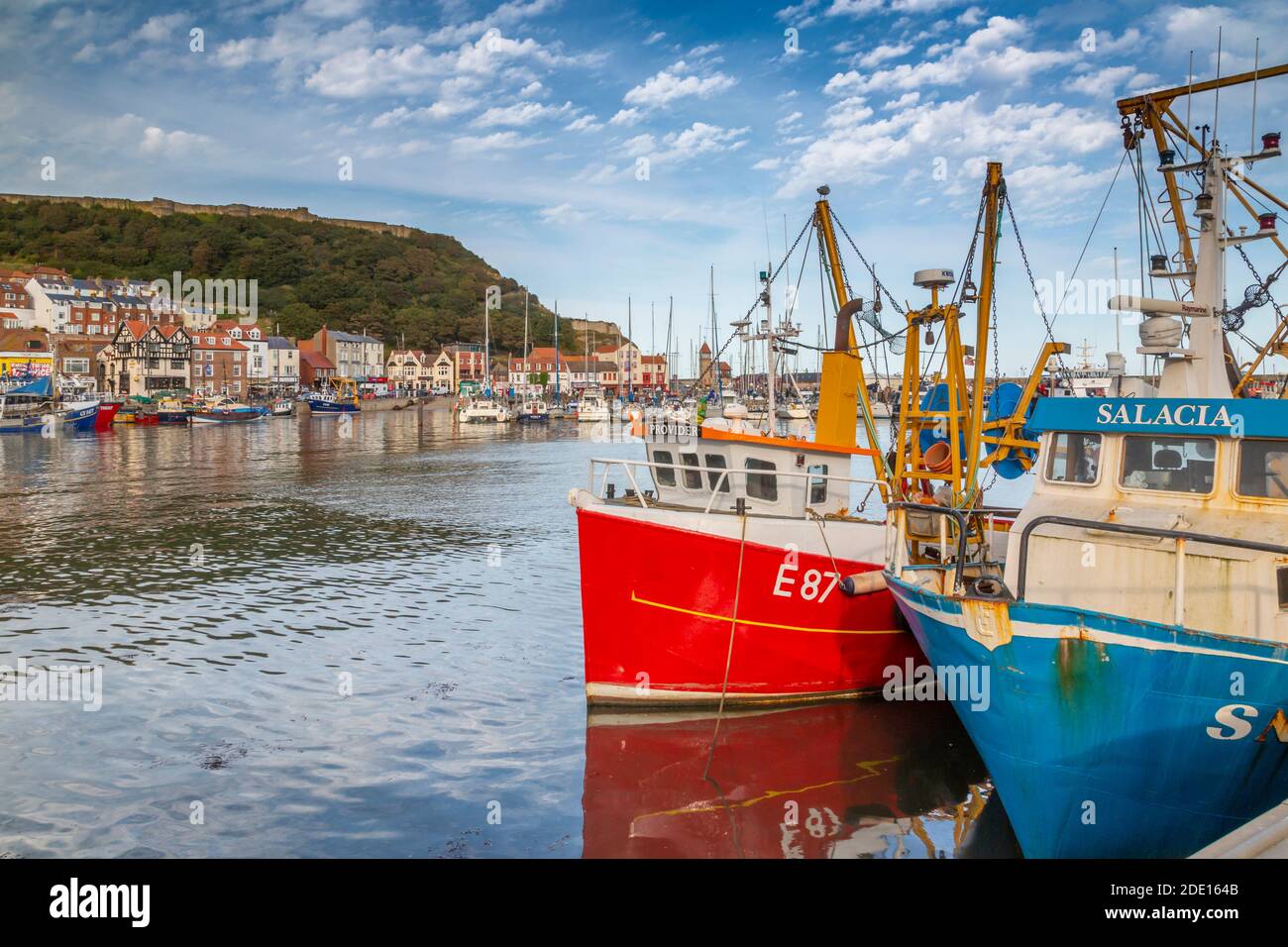 Vista del puerto antiguo debajo de Castle Hill, Scarborough, Yorkshire del Norte, Yorkshire, Inglaterra, Reino Unido, Europa Foto de stock