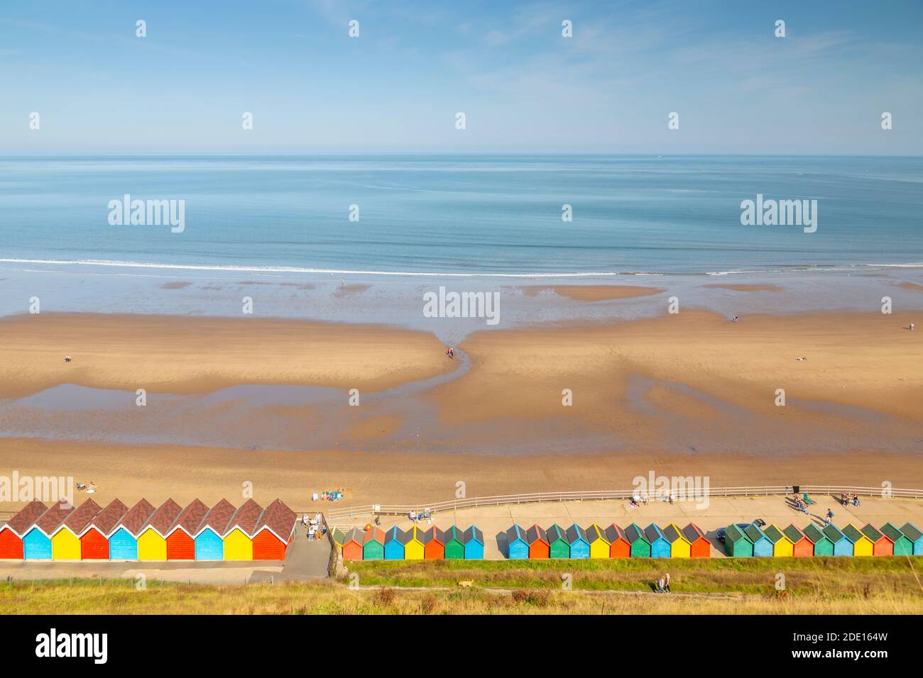Vista de coloridas cabañas de playa en West Cliff Beach, Whitby, North Yorkshire, Inglaterra, Reino Unido, Europa Foto de stock