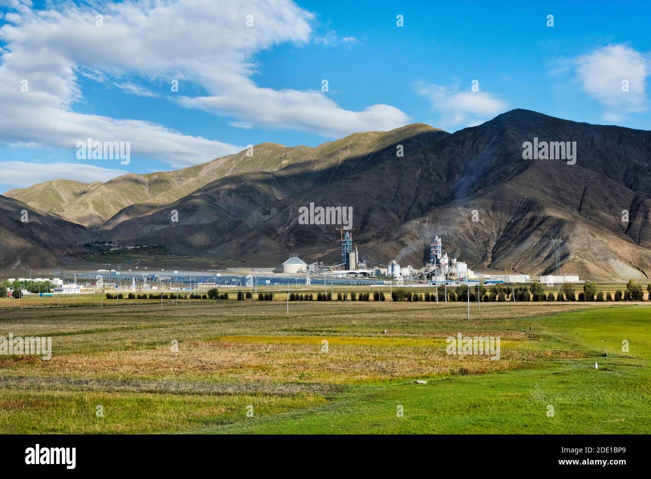 Planta de energía solar en el Himalaya, Prefectura de Shigatse, Tibet, China Foto de stock
