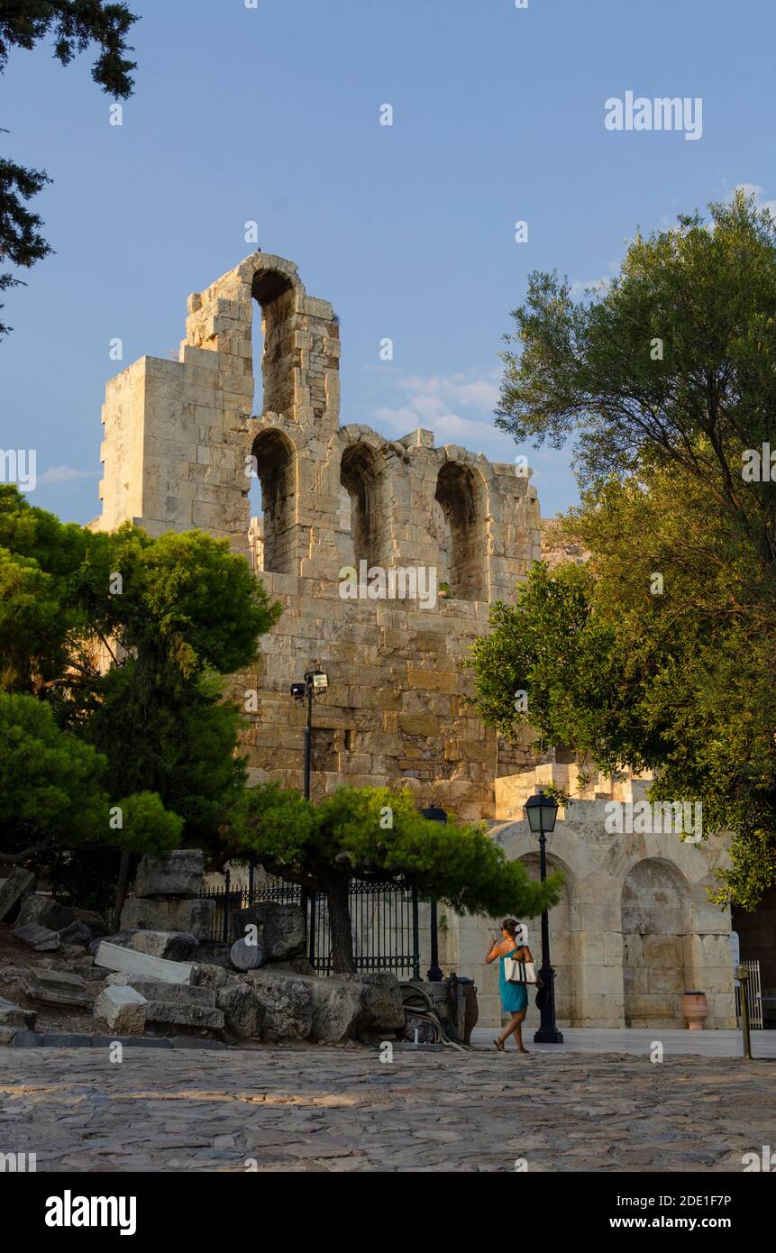 El exterior del Odeón de Herodes Atticus debajo del Acrópolis en Atenas Grecia Foto de stock