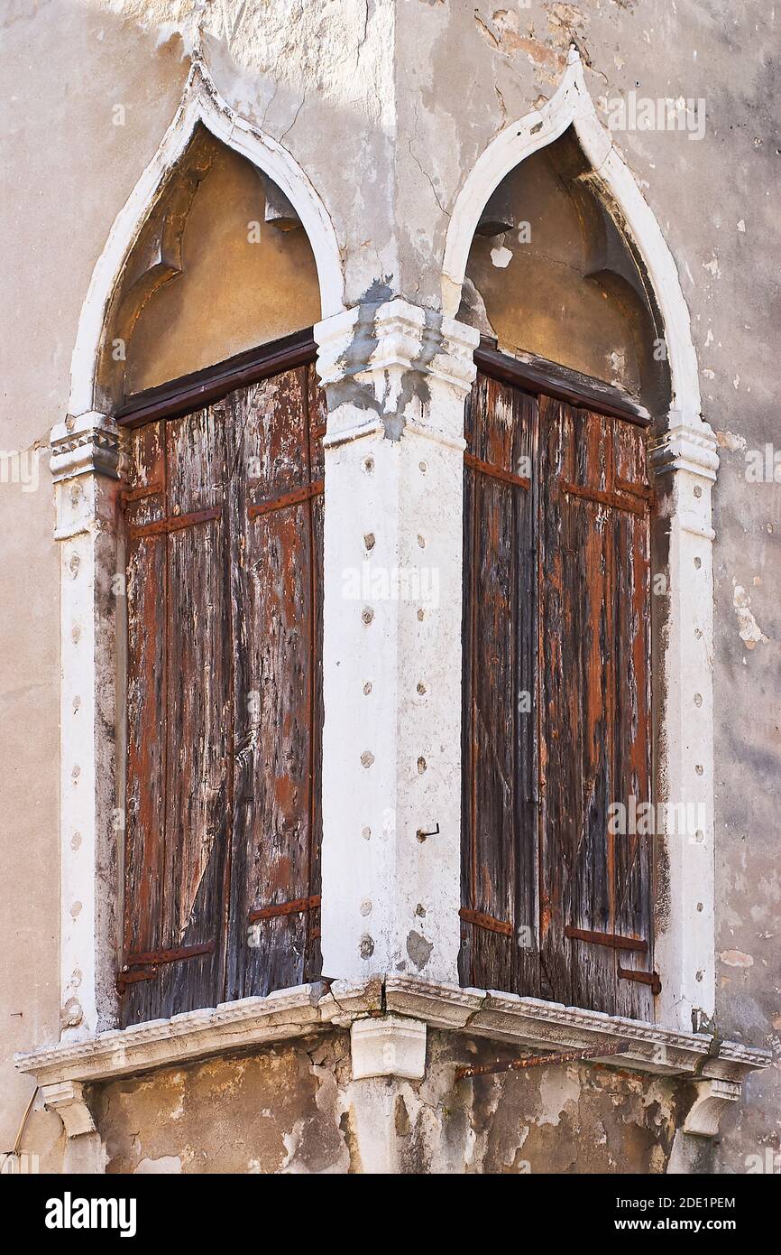 Viejas ventanas de madera, venecia, italia, europa Foto de stock