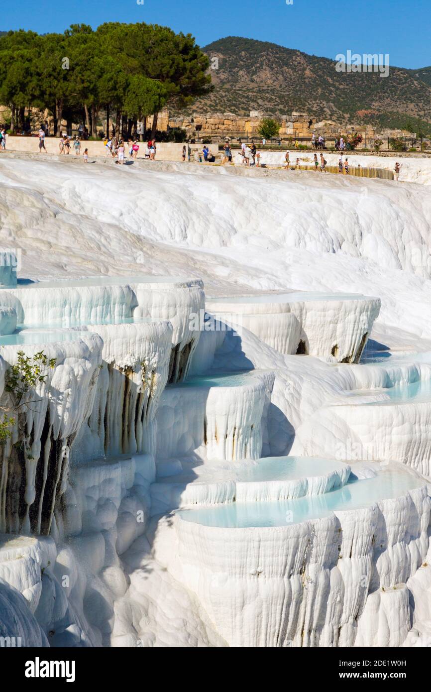 Pamukkale, Provincia de Denizli, Turquía. Las terrazas y piscinas de piedra caliza travertina blanca. Pamukkale es conocido como el castillo de algodón. Es un Wor de la UNESCO Foto de stock