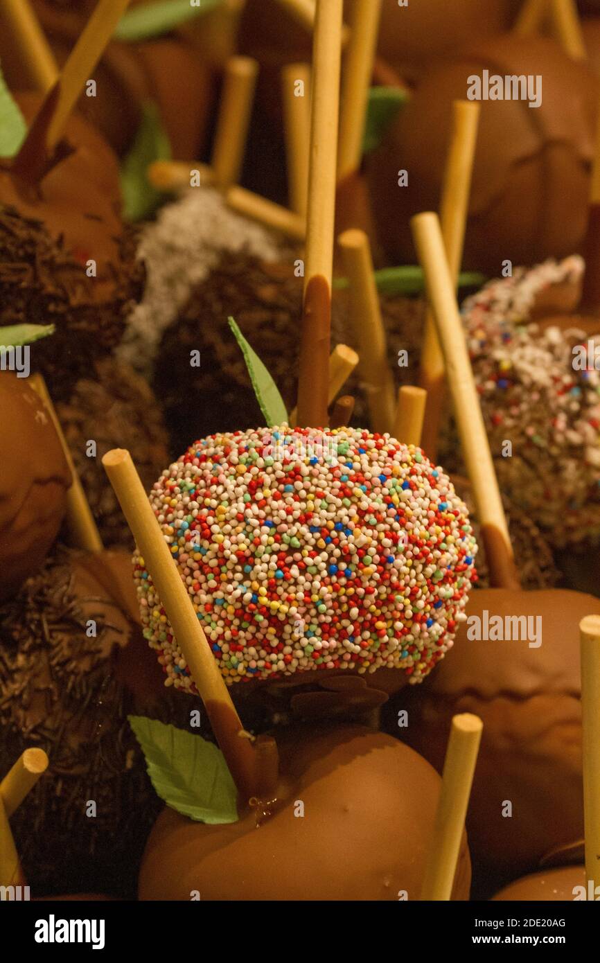 Manzanas cubiertas de chocolate fotografías e imágenes de alta resolución - Alamy Manzanas cubiertas de chocolate fotografías e imágenes de alta resolución - Alamy