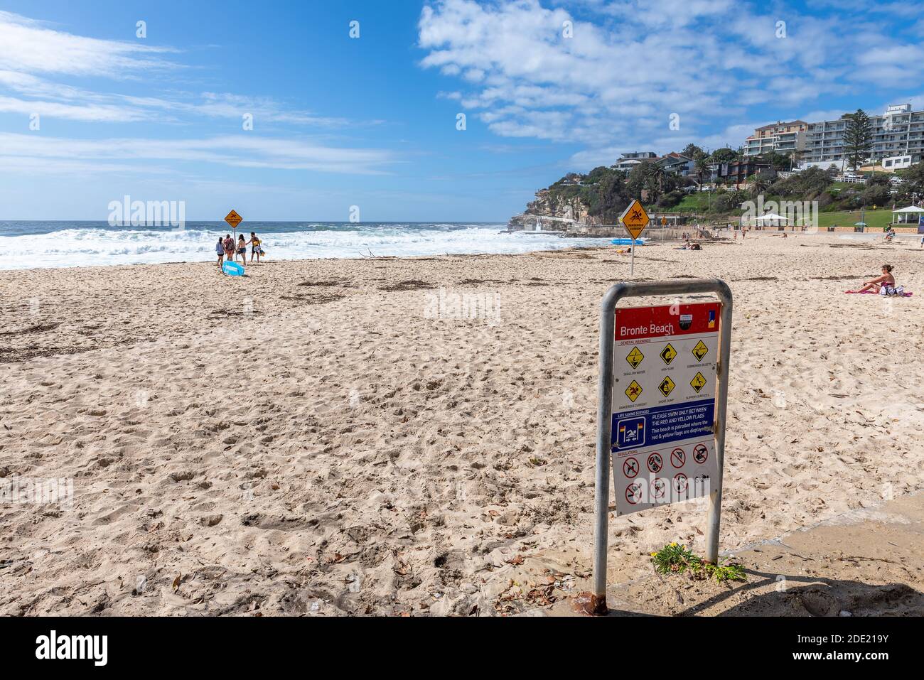 Sydney, Australia - la gente disfruta del buen tiempo en la playa de Bronte. La playa está en el paseo costero de Coogee a Bondi. Foto de stock