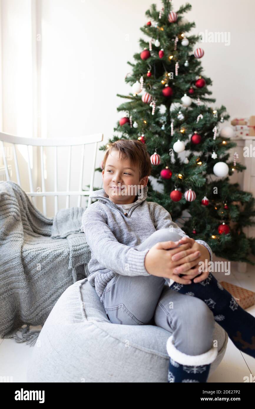 Navidad - joven preguntándose si sant realmente existe Foto de stock