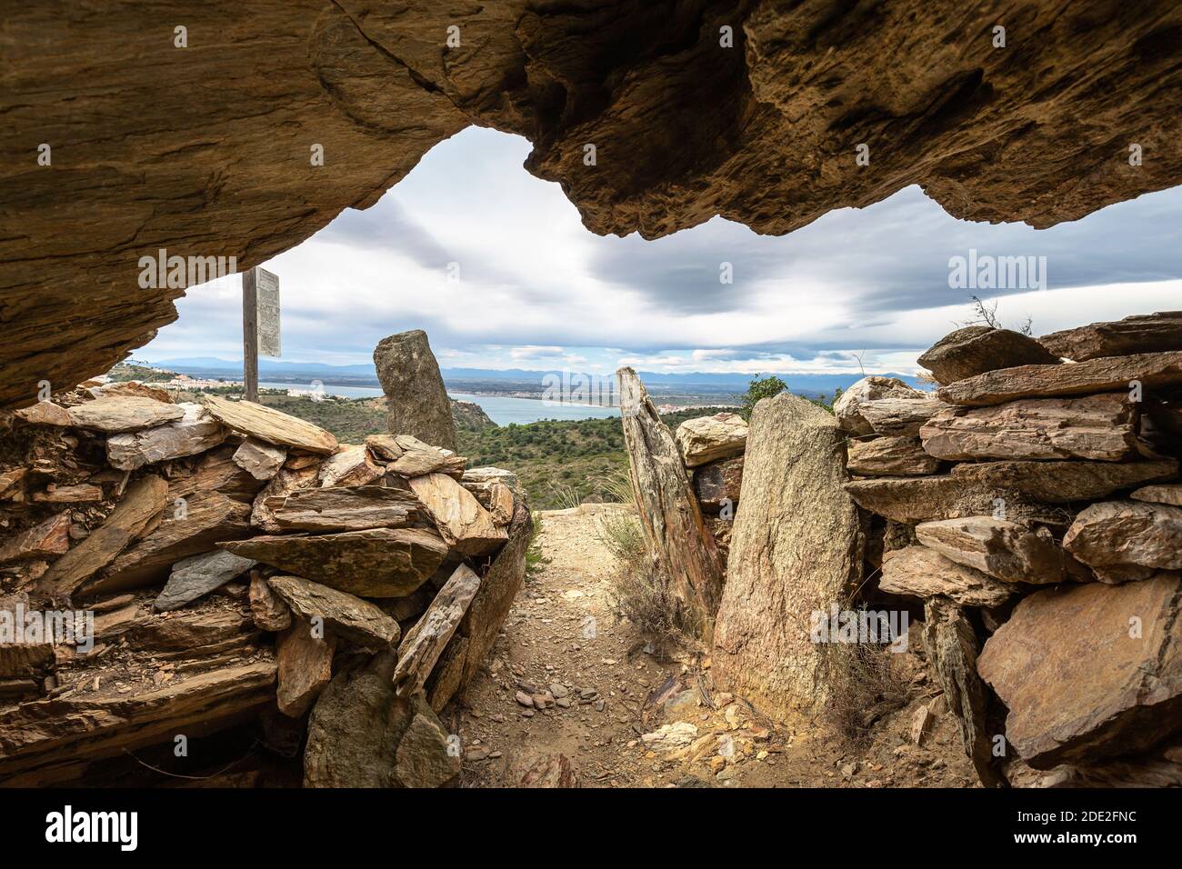 La Bahía de las Rosas vista desde el interior del Dolmen Rec de la Quarentena, Cataluña Foto de stock