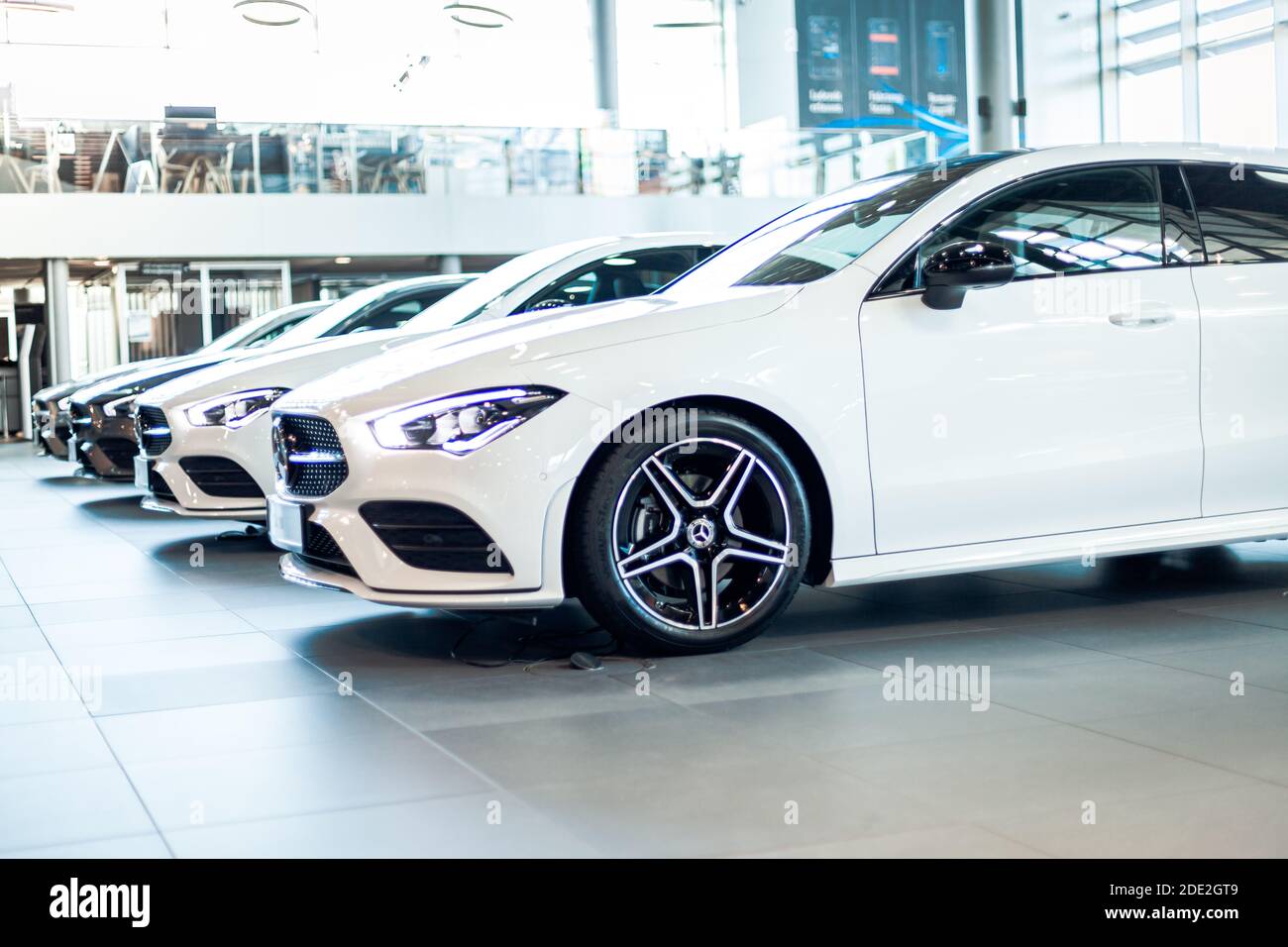 Stuttgart, Alemania - 8 de agosto de 2020: Nuevos modelos de coches en la sala de exposición de mercedes benz Foto de stock