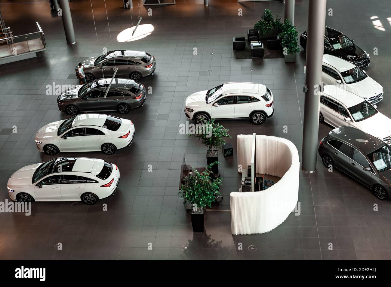 Stuttgart, Alemania - 8 de agosto de 2020: Nuevos modelos de coches en la sala de exposición de mercedes benz Foto de stock